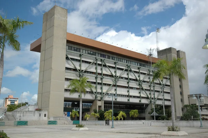 Centro de servicios municipales con plaza pública