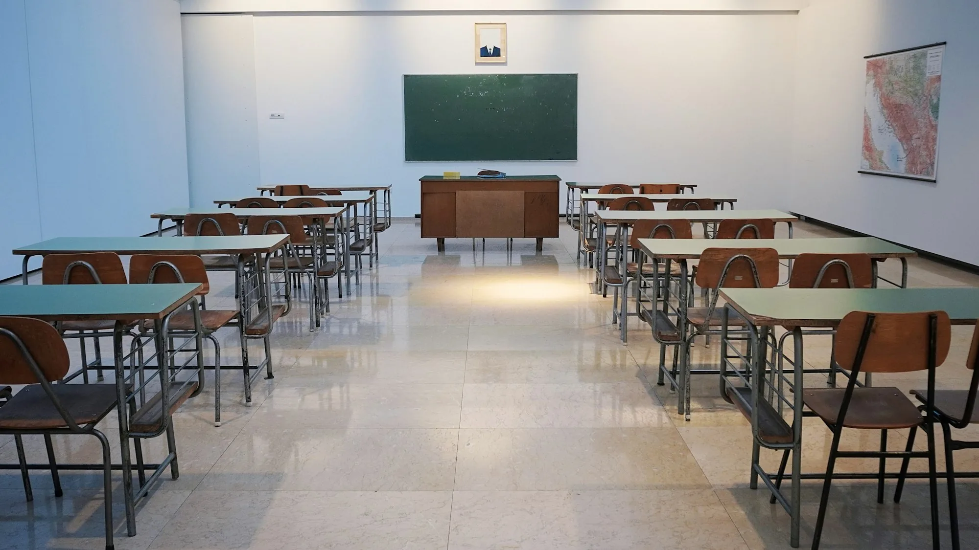 Exterior de escuela pública renovada con nueva fachada