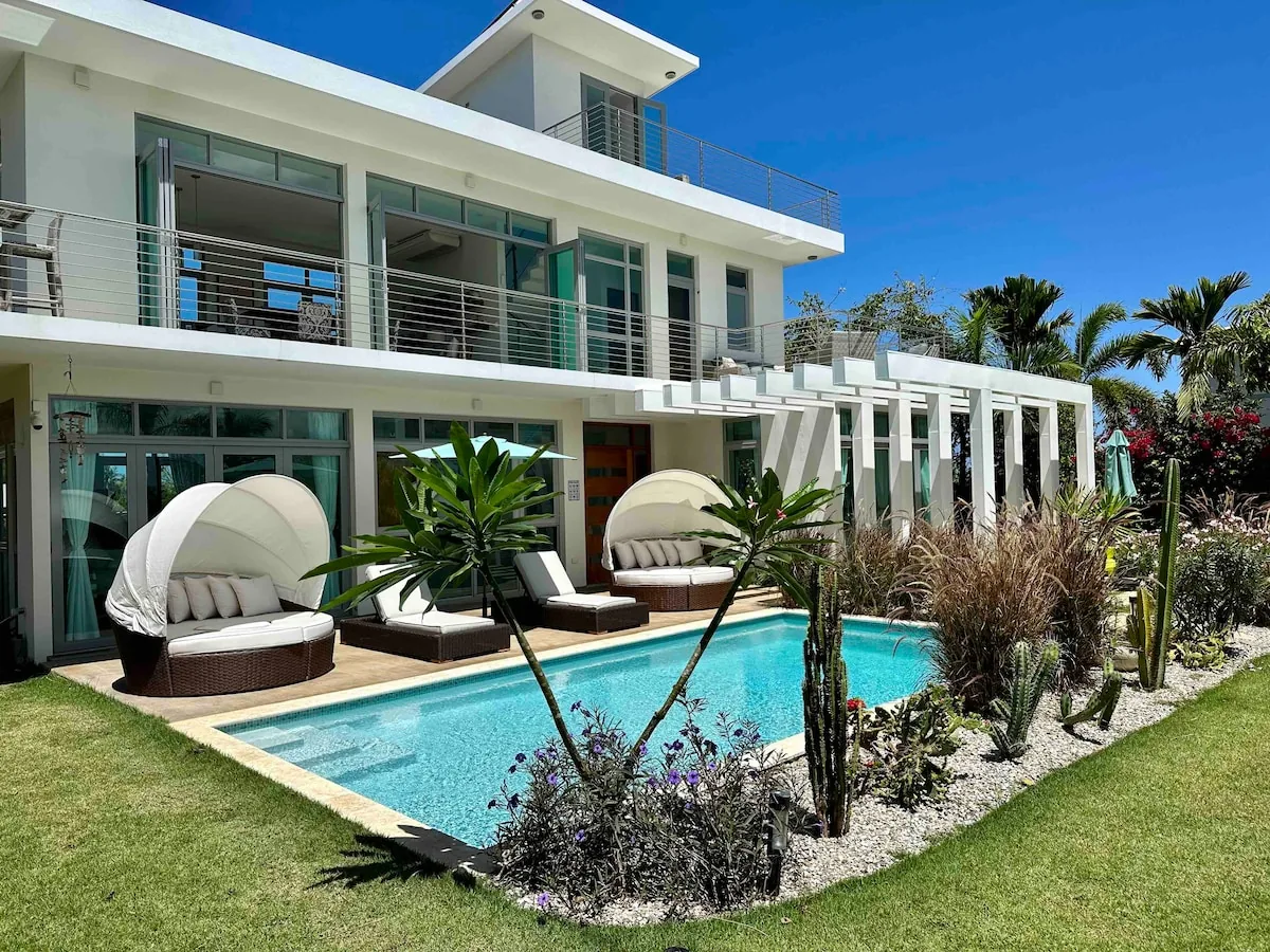 Residencia en acantilado con vista al Caribe al atardecer