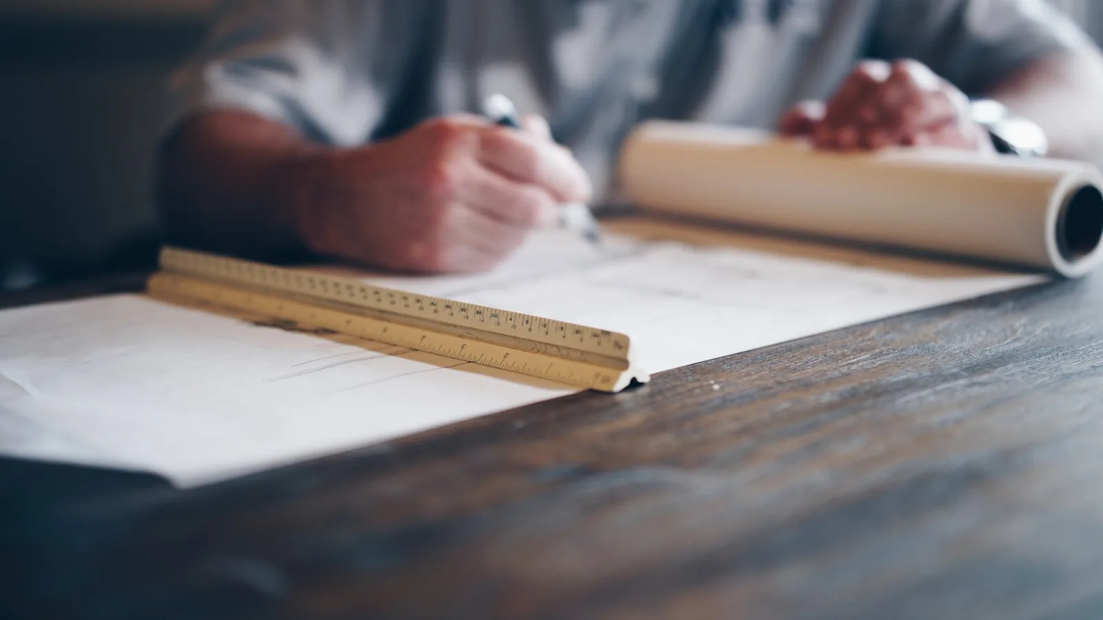 Arquitecto revisando planos en un escritorio